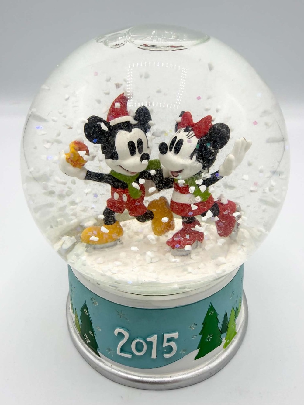 DISNEY MICKEY AND MINNIE 2015 HOLIDAY SNOWGLOBE